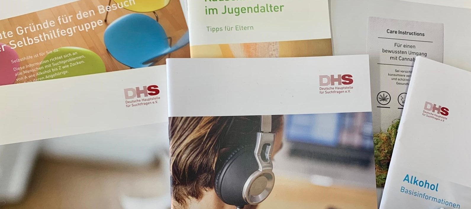 Mehrere DHS Broschüren liegen übereinander